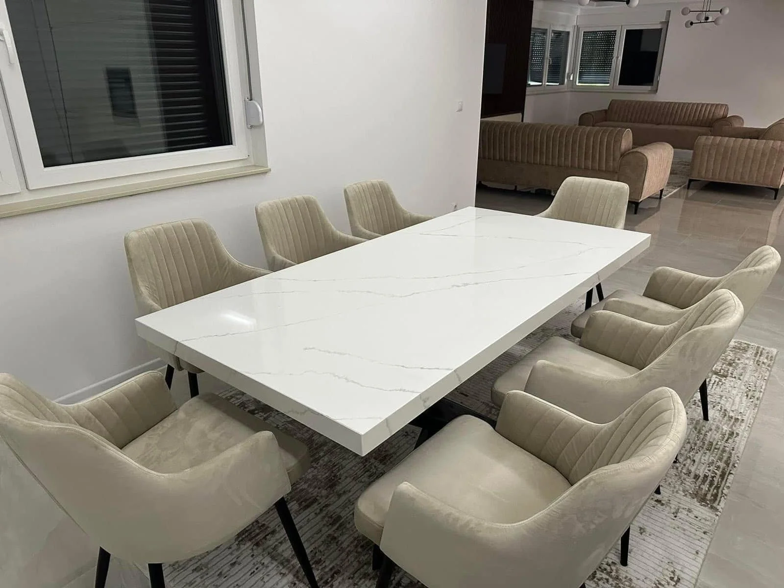 Klub sto sa bijelom kamenom pločom