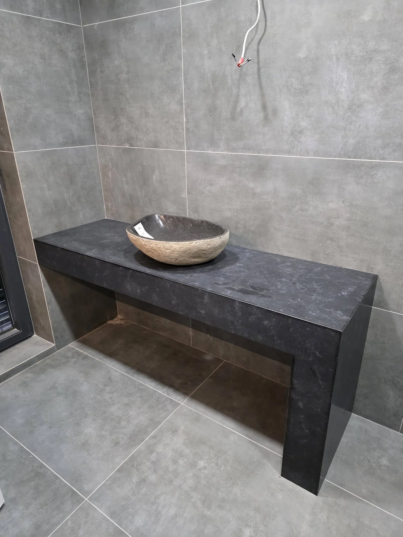 Tamna kamena lavabo ploča sa posudom